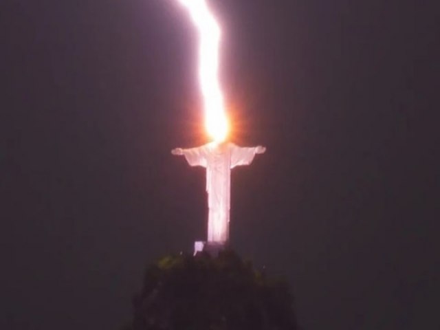 Foto de raios no Cristo Redentor  finalista de prmio internacional