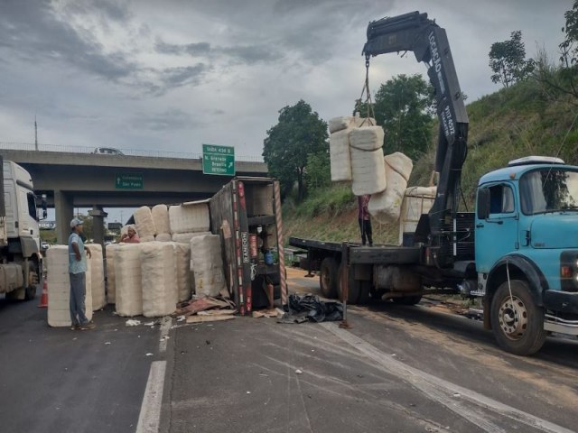 Caminho tomba e provoca congestionamento na rodovia Washington Lus