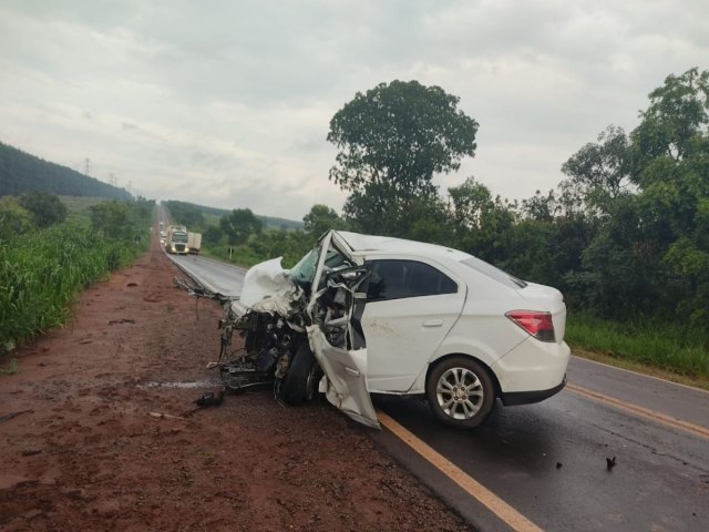 Acidente entre carro e caminhonete mata motorista em gua Clara