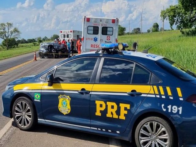 Batida entre carros mata dois homens na BR-153