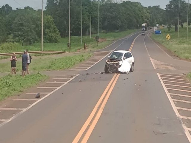 Carro e carreta colidem na BR-153 em Nova Granada  