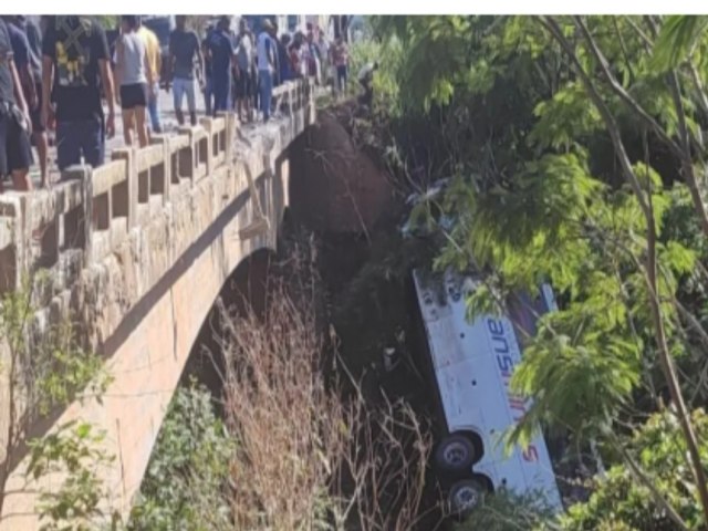 Acidente com nibus de turismo deixa mortos e feridos no interior de MG