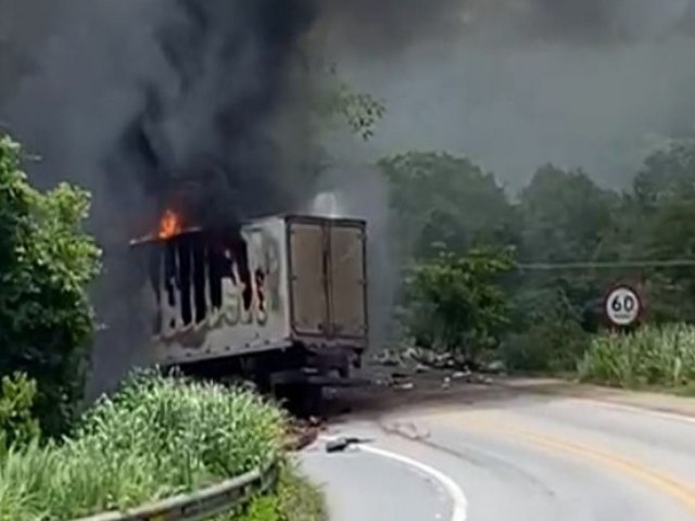 Caminhes pegam fogo aps acidente Serra do Mangaval em Cceres