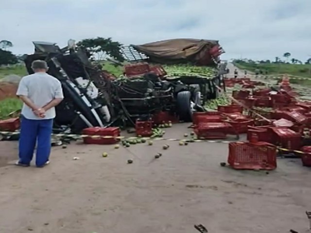 Caminhoneiro de Urnia morre na hora aps colidir contra carreta na BR-364.