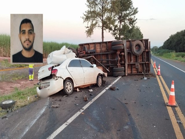 Motorista morre ao bater carro de frente com caminho em rodovia de Pontalinda