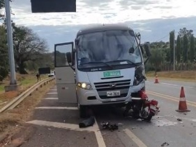 Motociclista morre em coliso frontal contra micro-nibus na regio