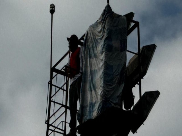 Homem com transtornos mentais ameaa pular de torre de iluminao em Santa F do Sul