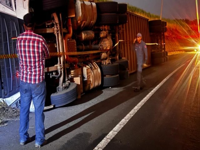 Acidente com carreta carregada de gado causa interdio de trecho entre Rubinia e Santa F do Sul