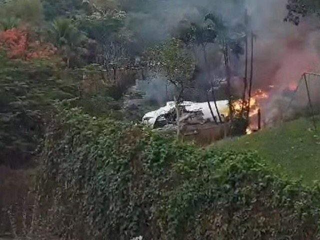 Um avio da VoePass Linhas Areas com 62 pessoas a bordo caiu nesta sexta-feira (9/8), na regio do bairro Capela, em Vinhedo, no interior de SP.