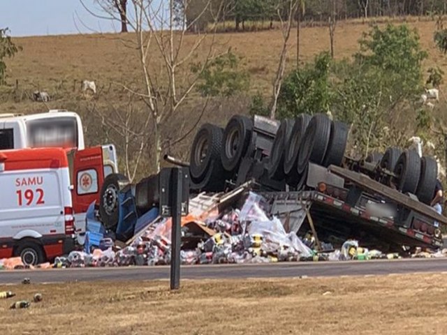 Caminhoneiro morre em acidente na regio