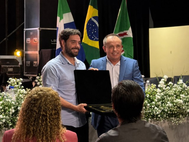 Vitor Rossafa de Oliveira recebe T�tulo de Cidad�o Paranaibense pelos servi�os prestados � comunidade