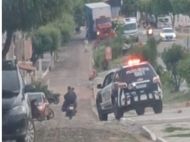 POLICIA PERSEGUE DUPLA EM MOTOCICLETA PELAS RUAS CENTRAIS DE BANABUIÚ