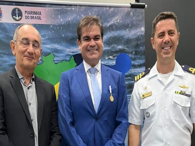 Mersinho Lucena  homenageado com medalha Amigo da Marinha