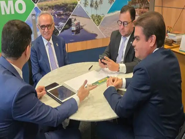 O prefeito Ccero Lucena debate investimentos para Joo Pessoa com o ministro do Turismo e o diretor-geral do Dnit, respectivamente.