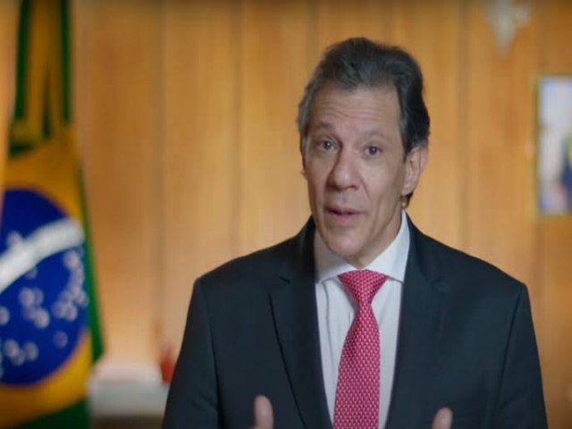 Ministro anuncia iseno do Imposto de Renda para quem recebe at R$ 5 mil por ms.