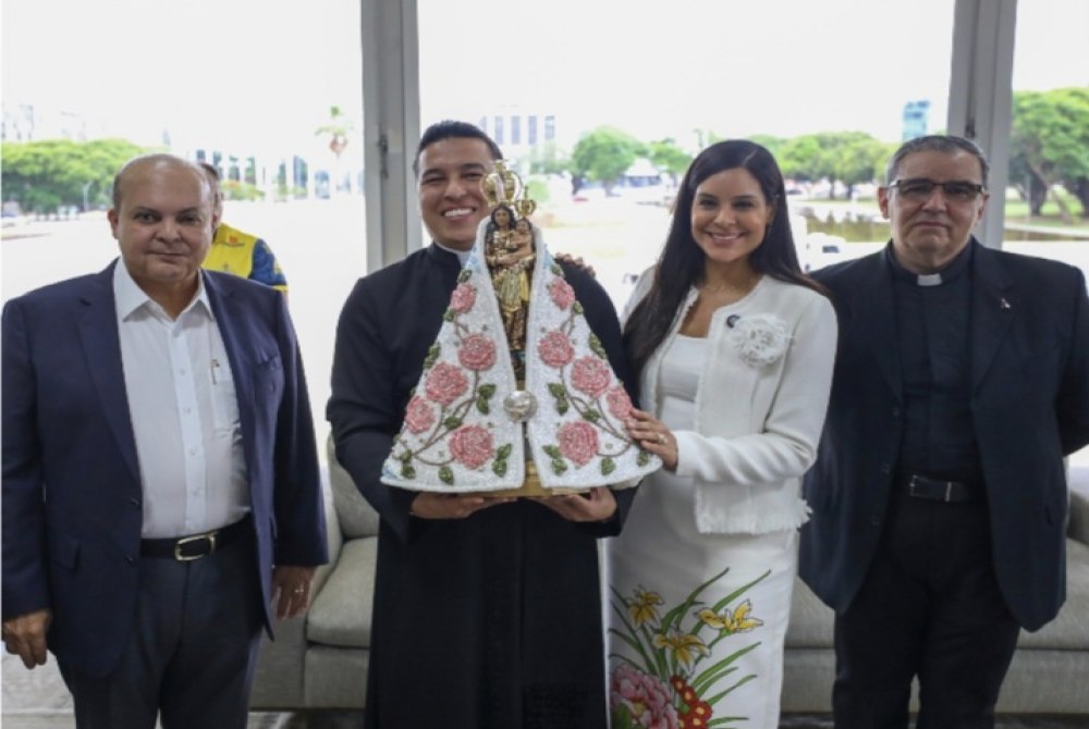 Governador Ibaneis Rocha recebe imagem peregrina de Nossa Senhora de Nazar�
