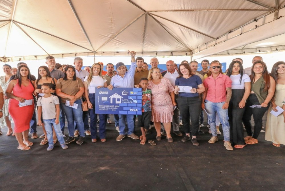 Governador entrega Cart�o Material de Constru��o a 45 fam�lias de Santa Luzia, na Estrutural