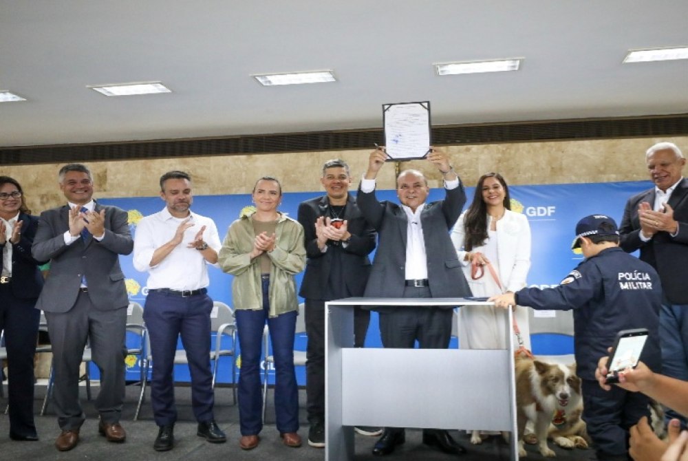 Governo do DF cria pol�tica in�dita de apoio aos protetores de animais com cart�es Ra��o e Castra��o