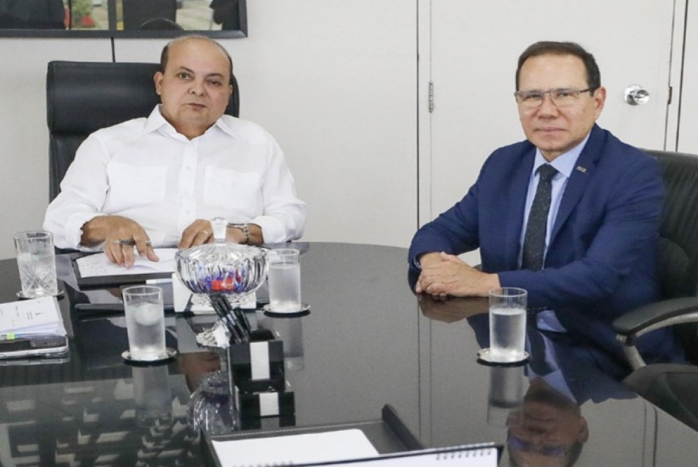 Ibaneis Rocha empossa simbolicamente Nelson Souza como novo presidente do BRB