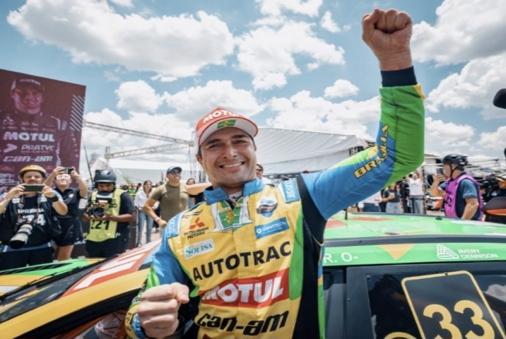 No aut�dromo ?do pai?, Nelson Piquet Jr. crava pole do GP BRB da Stock Car