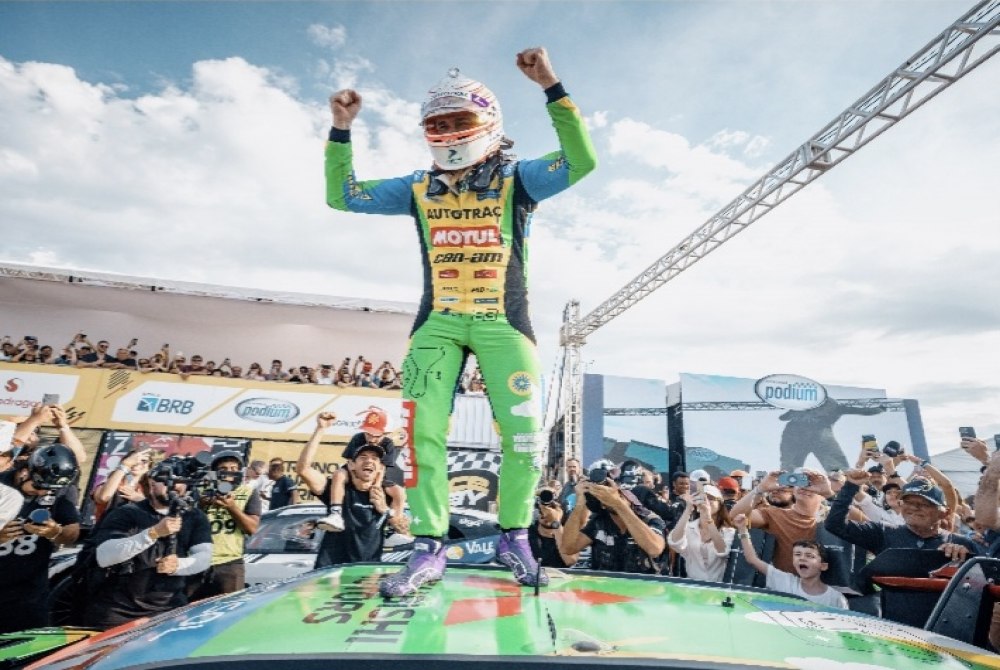 Hist�rico: Nelson Piquet Jr. vence GP BRB e recebe trof�u das m�os do pai