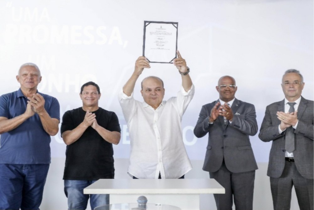 Governador Ibaneis Rocha entrega escritura de templo da Assembleia de Deus Campo Ceil�ndia Sul 