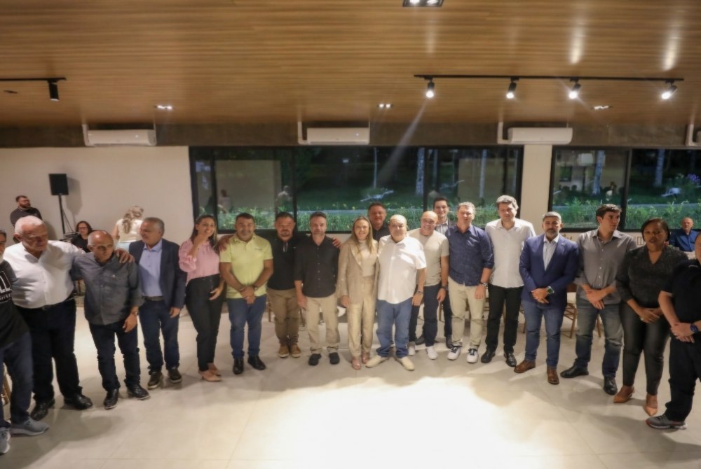 Governador Ibaneis Rocha re�ne deputados para jantar de confraterniza��o