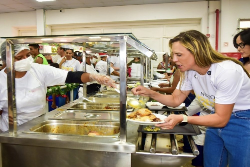 Almo�o do Nosso Natal no Restaurante Comunit�rio de Samambaia � embalado por Coral do Gari