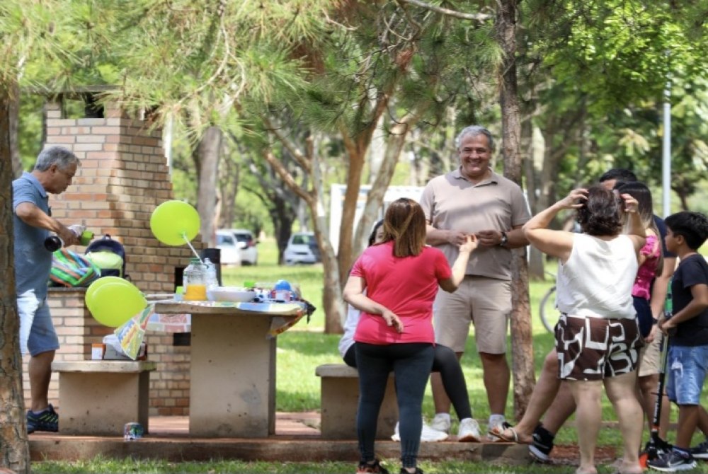 Fam�lias e amigos aproveitam domingo de sol nas novas churrasqueiras do Parque da Cidade