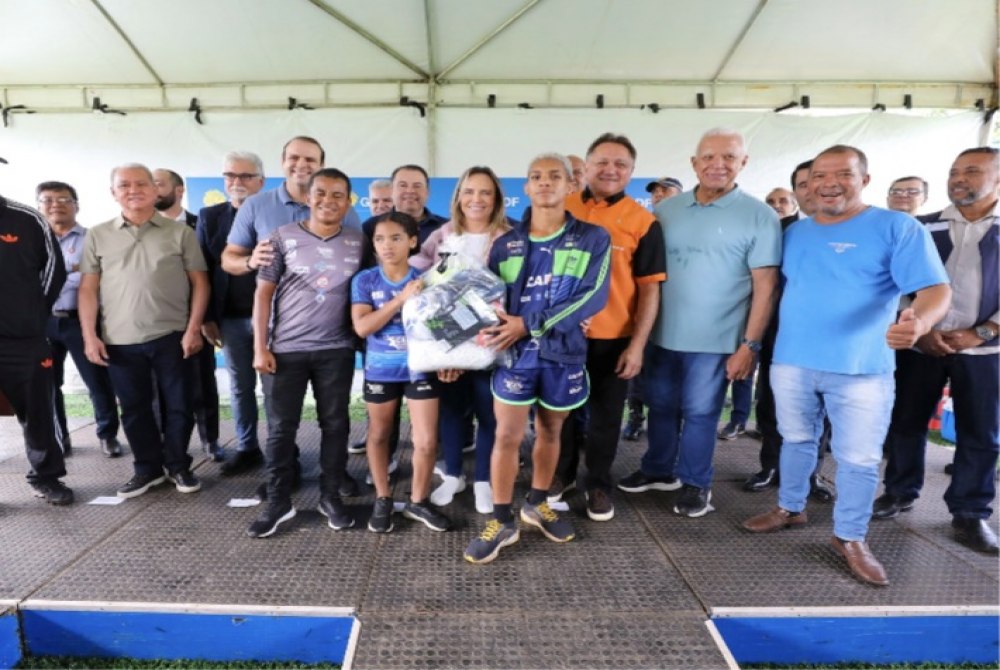 Celina Le�o inaugura campo de futebol sint�tico da Vila Dnocs, em Sobradinho