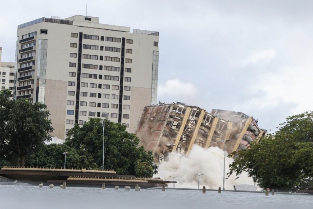 Implos�o do Torre Palace ocorre com seguran�a e sem intercorr�ncias