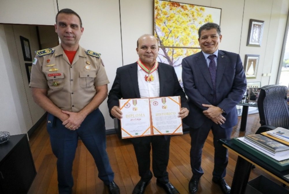 Ibaneis Rocha recebe Medalha do M�rito Nacional dos Bombeiros por ajuda ao Rio Grande do Sul nas enchentes
