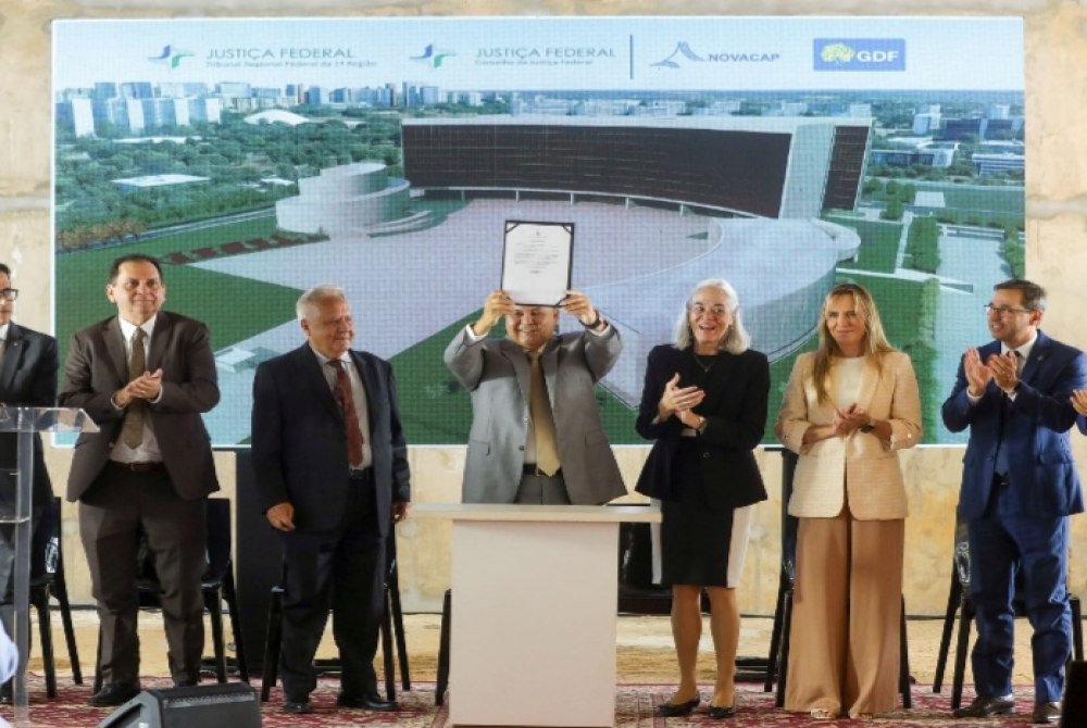 Ibaneis assina ordem de servi�o e destrava obra hist�rica da nova sede do TRF1 