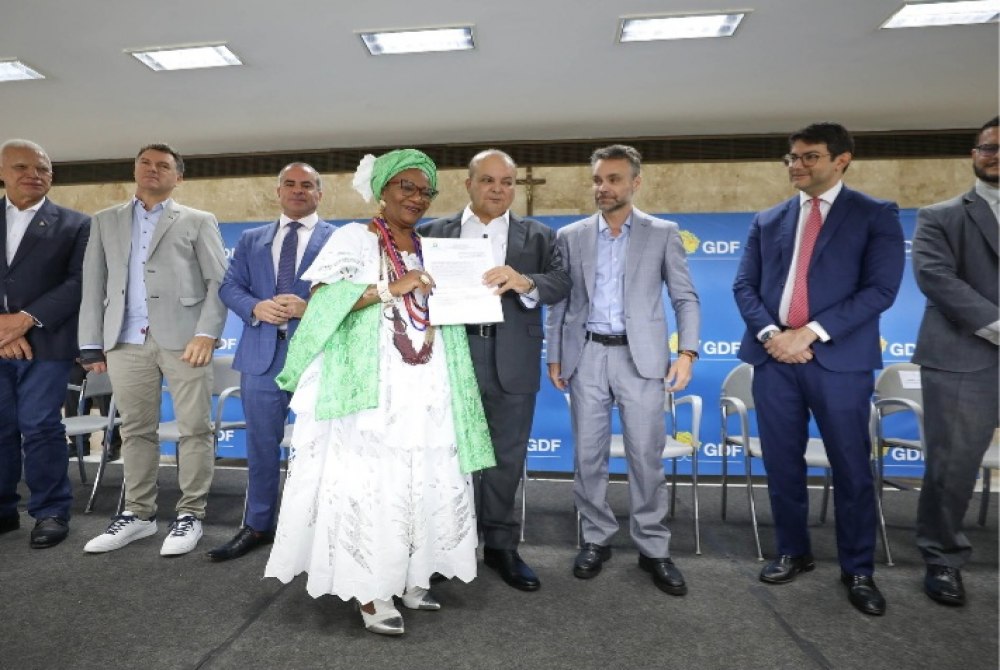 GDF alcan�a marca de 600 escrituras entregues a entidades religiosas e assistenciais