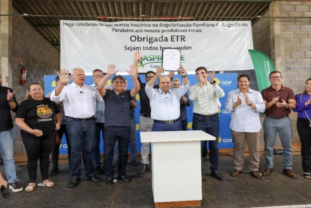 Governador Ibaneis Rocha entrega 111 contratos de uso da terra a produtores do Lago Oeste 