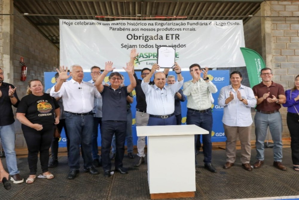 Governador Ibaneis Rocha entrega 111 contratos de uso da terra a produtores do Lago Oeste 