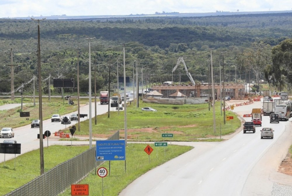 Equipes do GDF trabalham na implanta��o de vigas do Viaduto de Planaltina e na terceira faixa da BR-020 