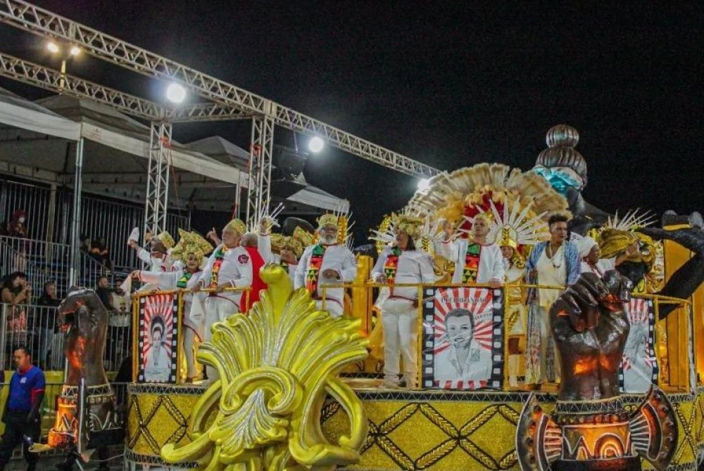 Desfile das escolas de samba abre comemora��es pelos 66 anos de Bras�lia