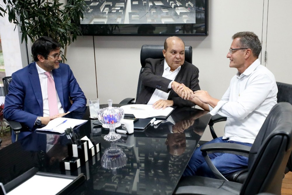 Governador Ibaneis Rocha assina prorroga��o de validade do concurso de auditores de atividades urbanas at� 2028