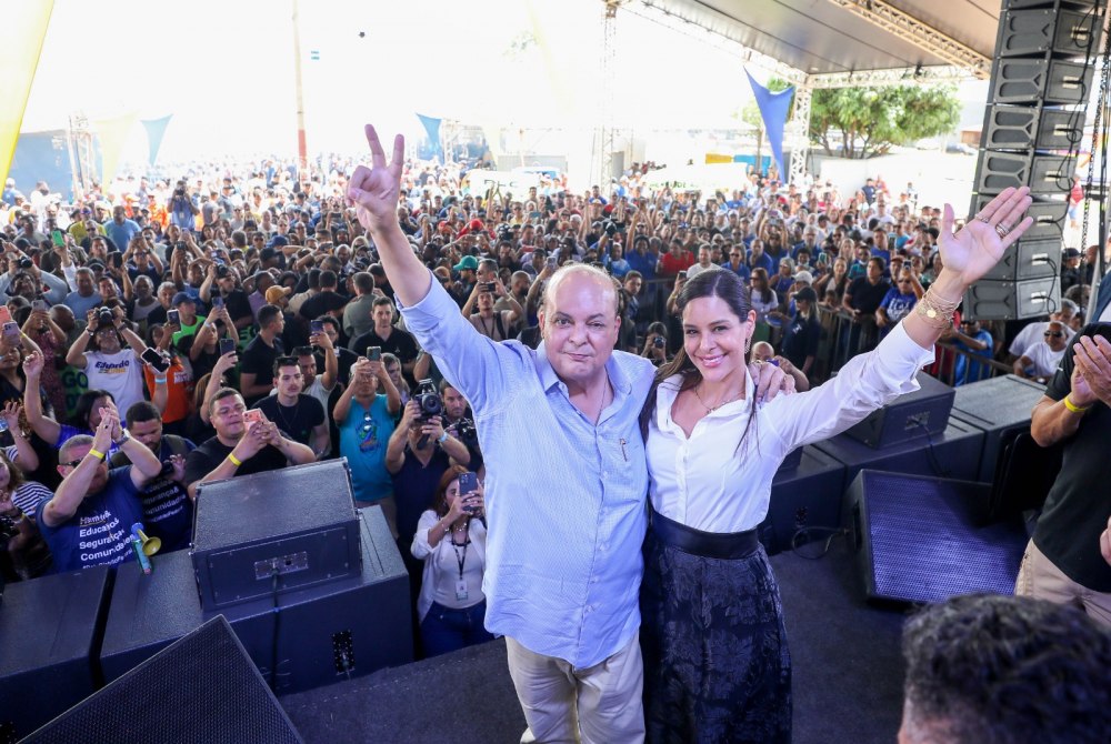 Ibaneis Rocha assina ren�ncia ao cargo de governador durante agenda em Ceil�ndia