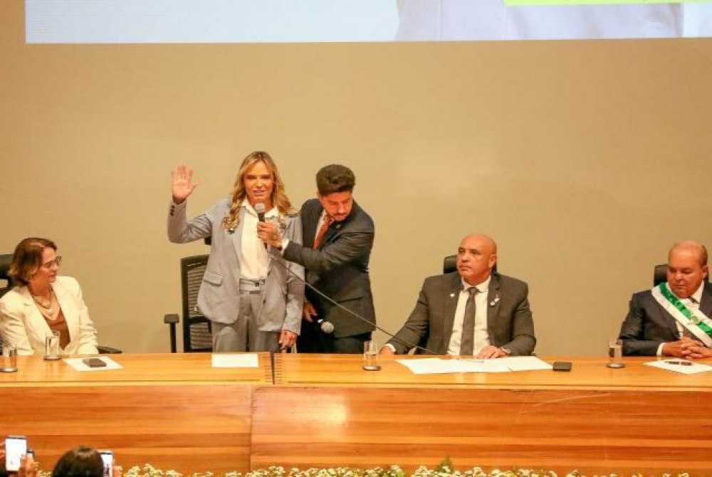 Sess�o na C�mara Legislativa oficializa transmiss�o de cargo e Celina Le�o assume o GDF