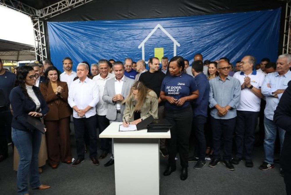 Governadora Celina Le�o assina 30 ordens de servi�o no Parano�