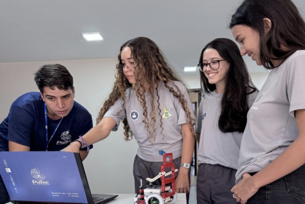 Jovens do DF recebem capacita��o em tecnologia e rob�tica por meio de parque tecnol�gico