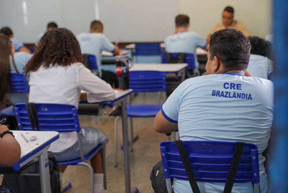 Escolas p�blicas apontam avan�os no desempenho escolar e nas rela��es entre estudantes ap�s um ano sem uso de celulares