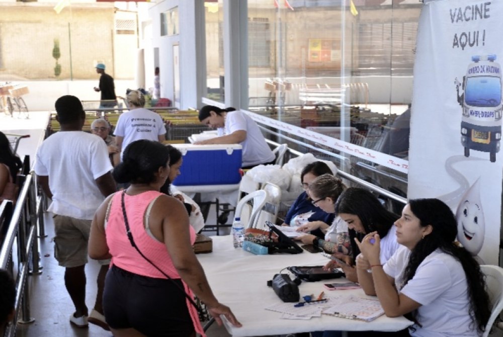 Vacina��o itinerante amplia acesso � imuniza��o em �reas movimentadas de Ceil�ndia