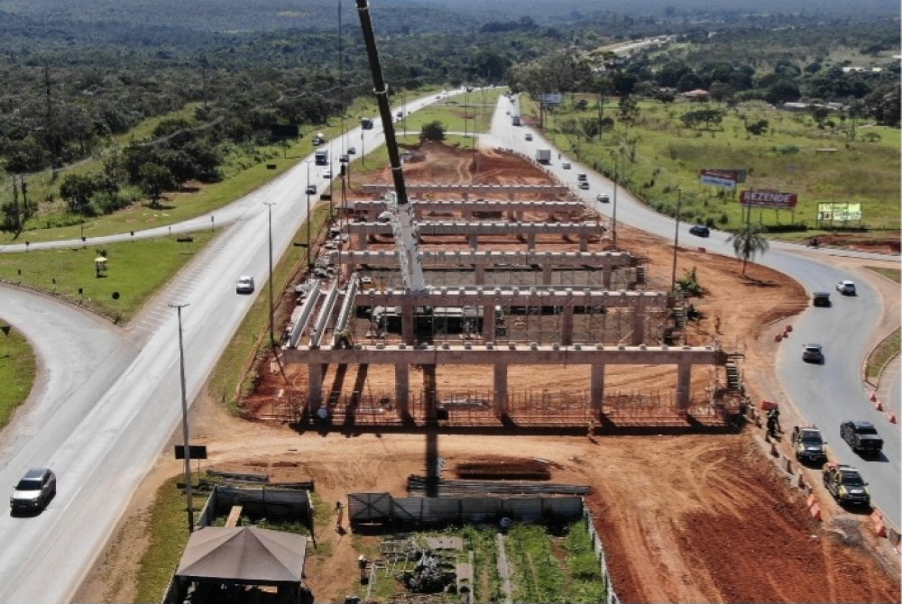 Viaduto de Planaltina tem 100 vigas longarinas instaladas Cerca de 90 m