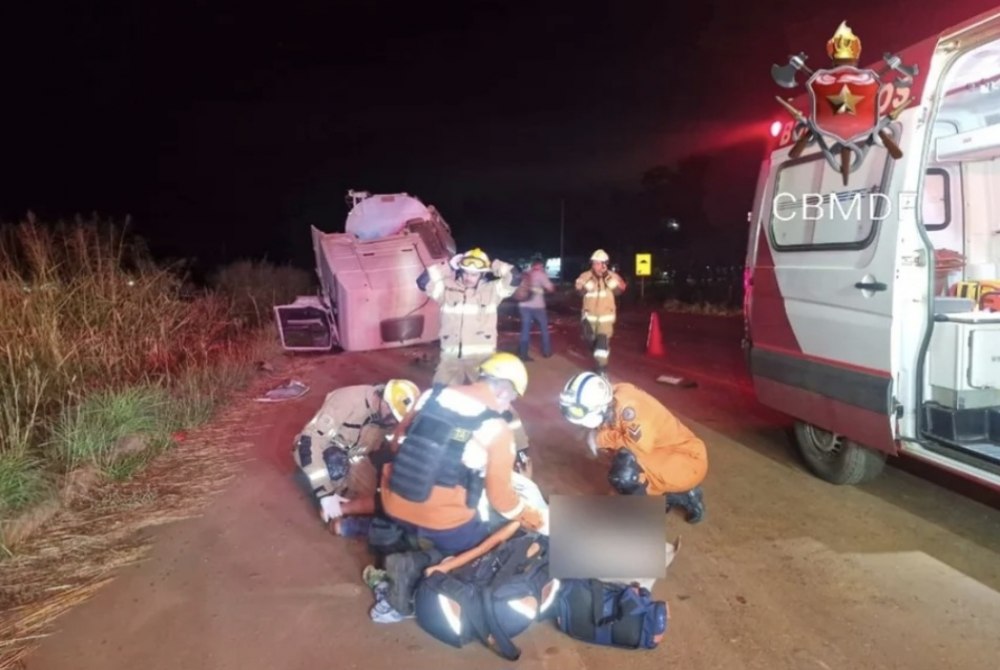 Motorista fica ferido ap�s batida entre duas carretas no DF