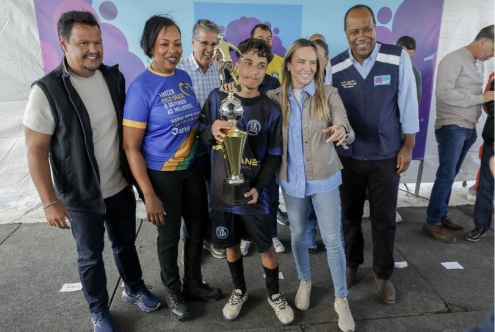 Governadora inaugura campo de grama sint�tica no Itapo� Parque