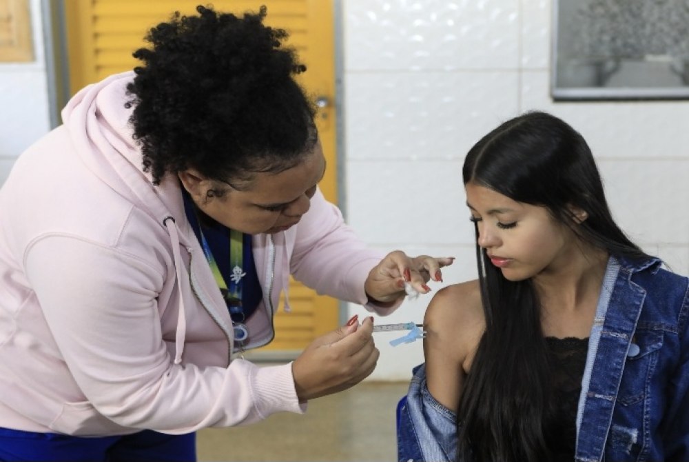 Adolescentes de 15 a 19 anos ganham nova chance de se vacinar contra HPV Adolescentes de 15 a 19 anos ganham nova chance de se vacinar contra HPV
