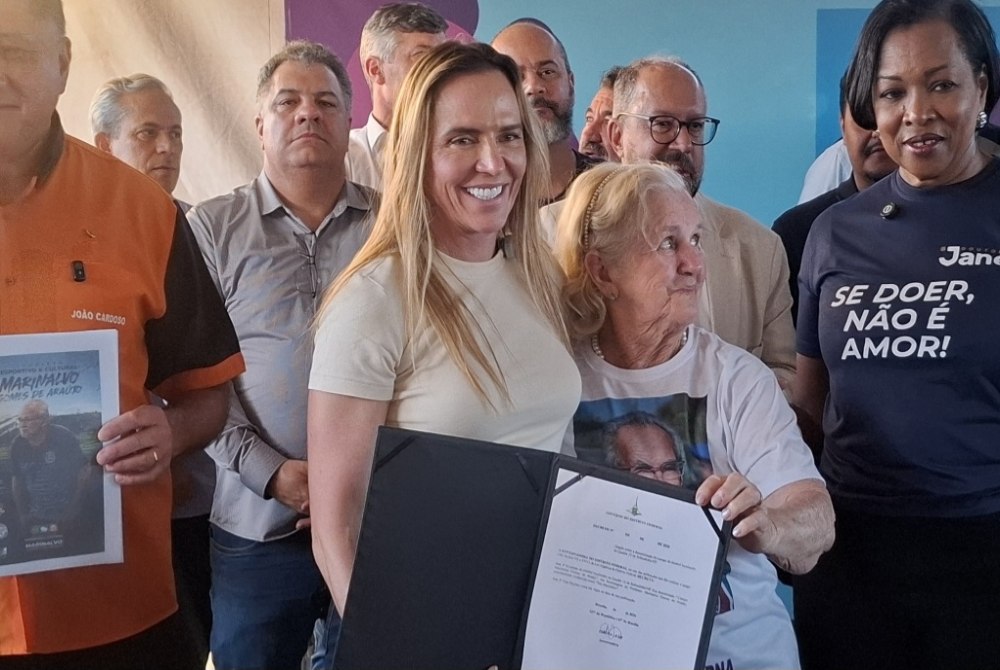 Governadora entrega novo campo de futebol e refor�a investimentos em esporte e lazer